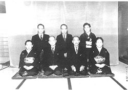 HN019　親族集合写真　昭和33年11月　前列左より濱口なつ　日野嘉右衛門　日野才吉　河合せん　後列左より日野春義　清水貞義　日野梅之氏