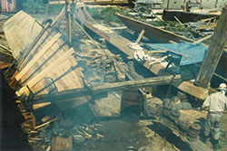 HI398　米松のキール材、タブノ木の内水押は焼曲げの熱から守るために板材をあてがって保護している
