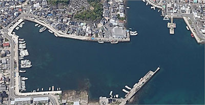 写真8　現在の熊本県天草市牛深港　△の場所に大型活魚運搬船が接岸していた
