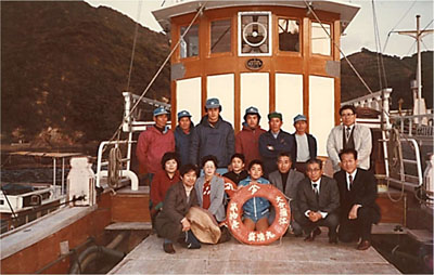 写真10　救助した2人と家族、乗組員一同(右側2人は先生)　昭和58年(1983年)1月