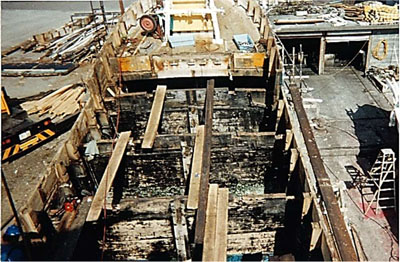 114 戸立が黒いのは防水塗装のコールタール
