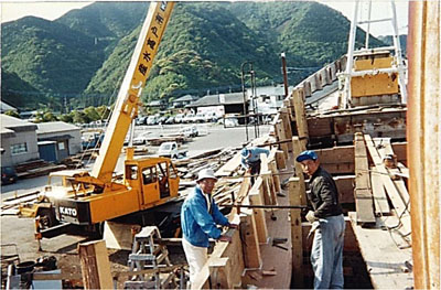 138 広場は材料で広げて干す