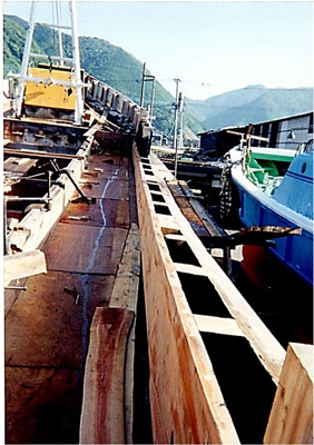 143 上部舷側板を厚さ4寸とし船体強度を補強