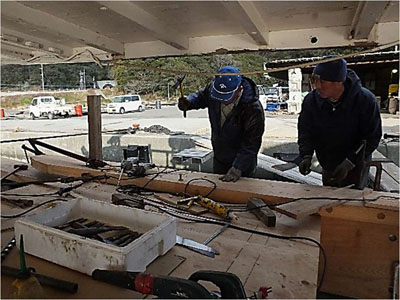 195　左舷トップレールの釘打ち作業