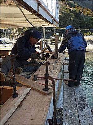 204　左舷トップレールの釘打ち作業