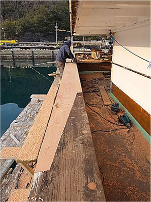 206　右舷トップレール取付け作業