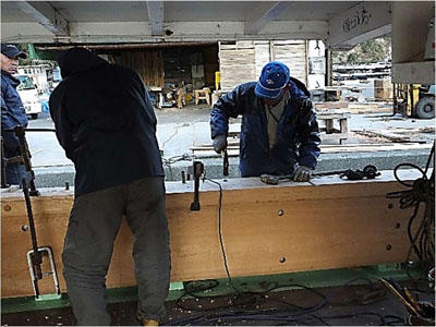218　左舷トップレールの釘打ち作業