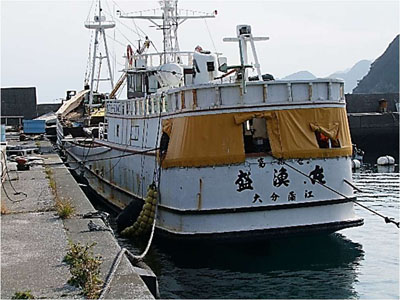 228　船尾を覆う黄色のテントシート