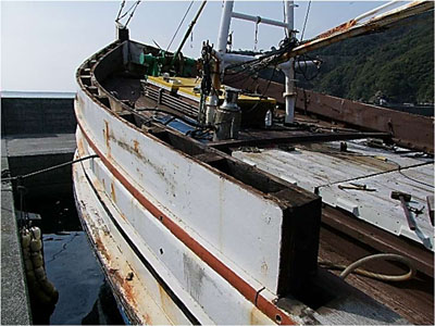 232　左舷トップレールの取り除き