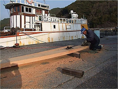 239　岸壁で左舷船首トップレールの加工