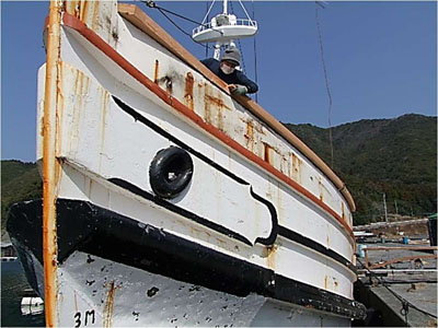 246　左舷船首トップレールの削付け