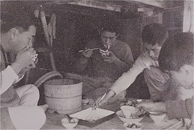写真5　昭和20年代の小デッキでの食事風景(お櫃の後ろにA型金物)