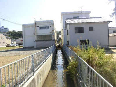 7－4　共同鉄工所跡地と山名鍛冶屋店の間を流れる｢谷川｣
