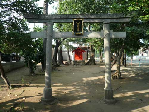 鳥居と小さな祠の稲荷神社