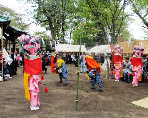 熊野神社境内での獅子舞（4月の春祈祷）