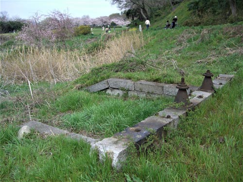 取水口跡に残る樋管の遺構