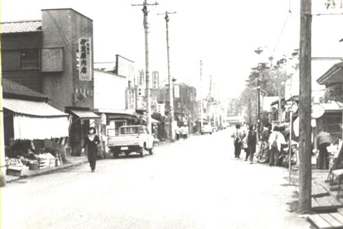 現在、ﾓﾆｭﾒﾝﾄがある通りは両側に商店が並んでいた。
昭和40年（1965）頃の撮影。突き当りが拝島上水橋
