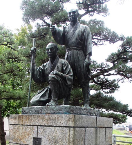 羽村堰下の広場にある「玉川兄弟像」。昭和33（1958）年設置。昭島市も寄付している。