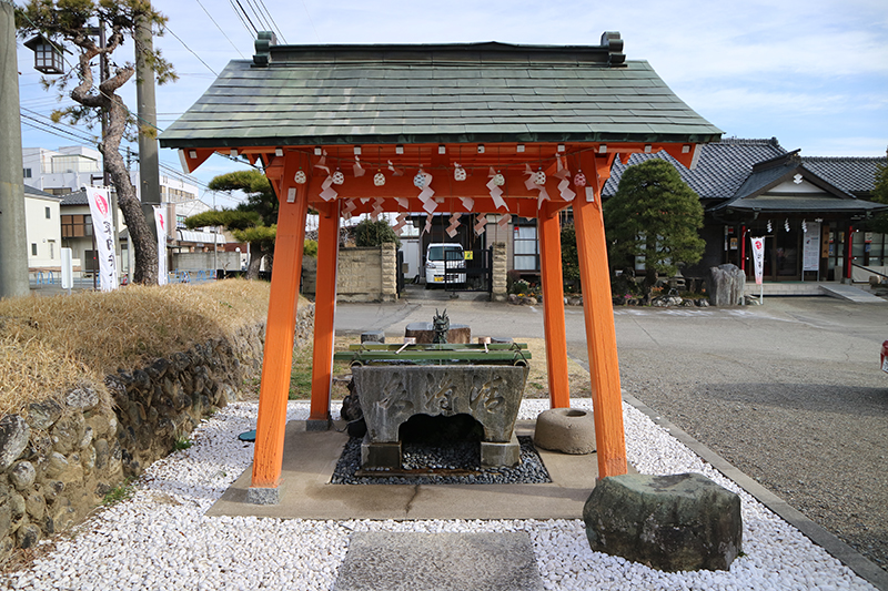 三井越後屋が奉献した手水石