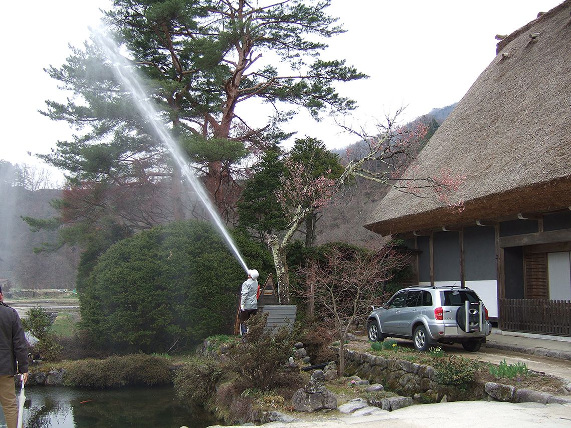 和田家に設置されている放水銃で放水