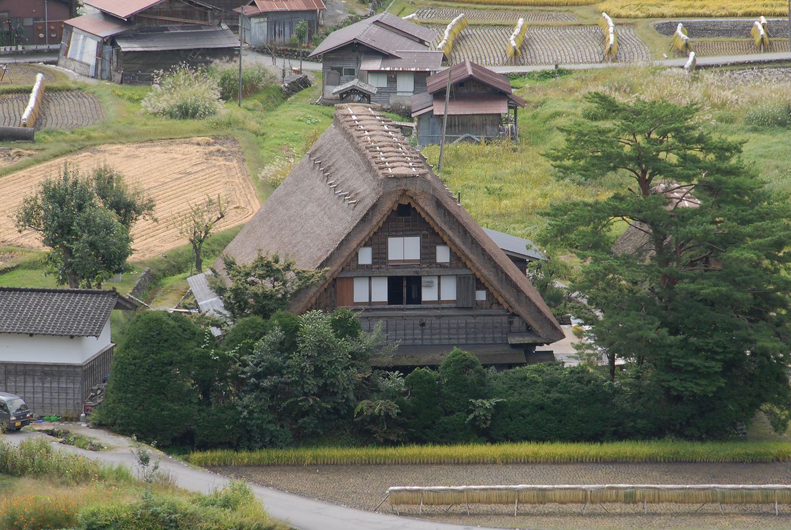 高台から見た秋の和田家