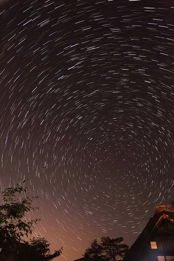 和田家の上空で、北極星を中心として星が描く軌跡
