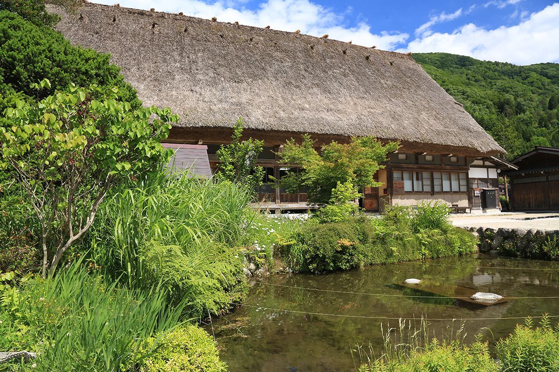 和田家の合掌家屋前の池