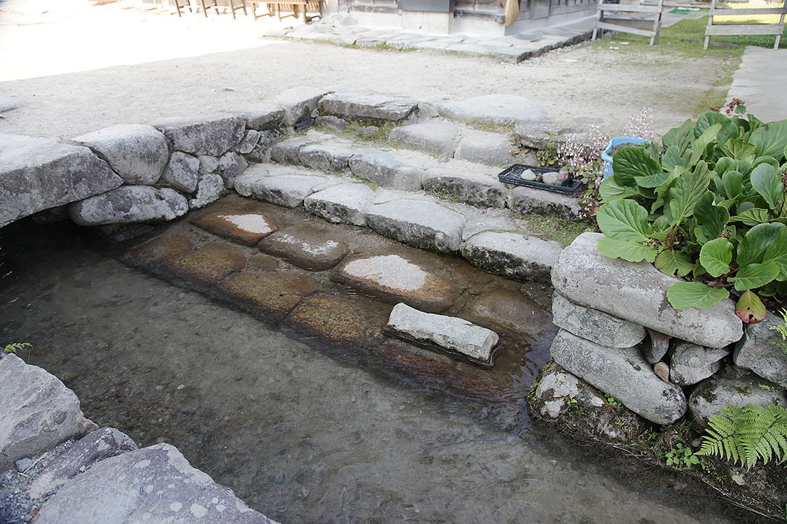 白川村内で洗い物に活用される用水