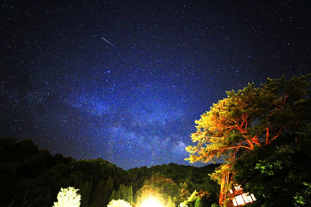 和田家に注ぐ天の川と流れ星