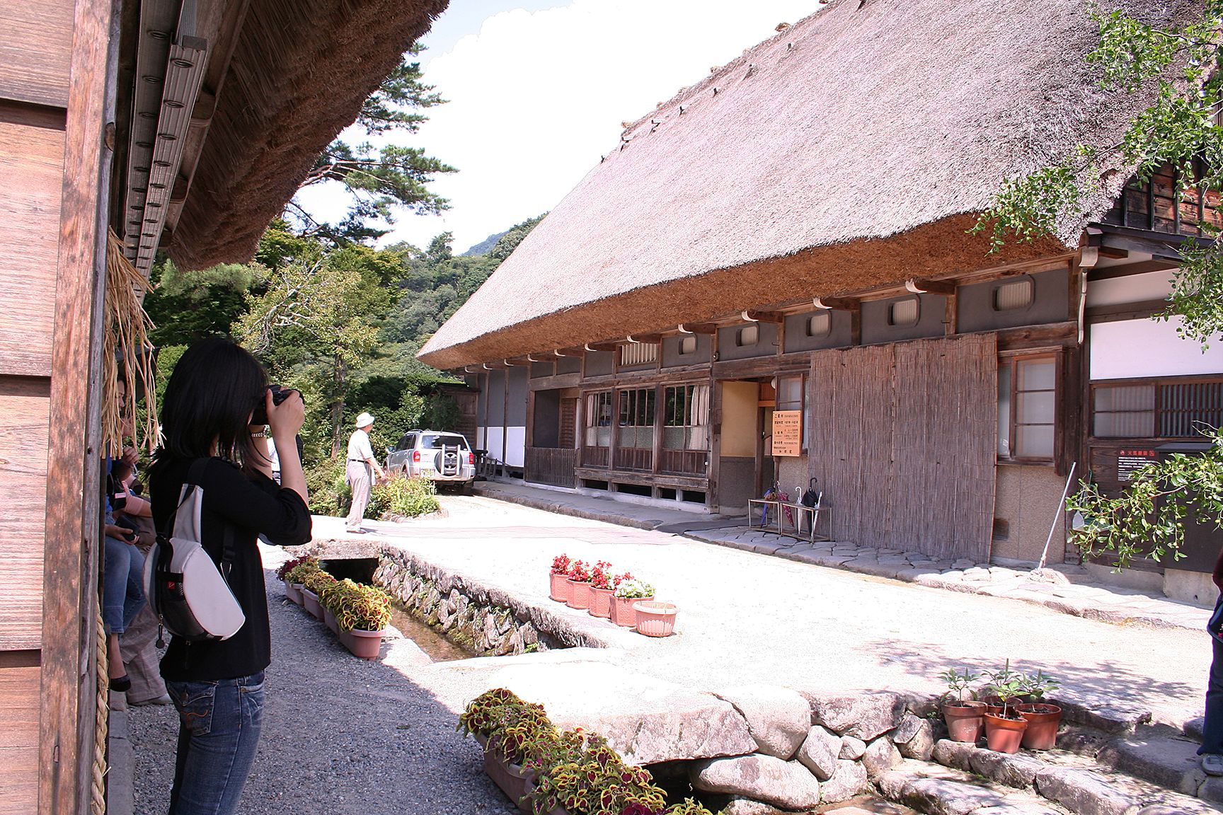 和田家の合掌家屋を流れる用水