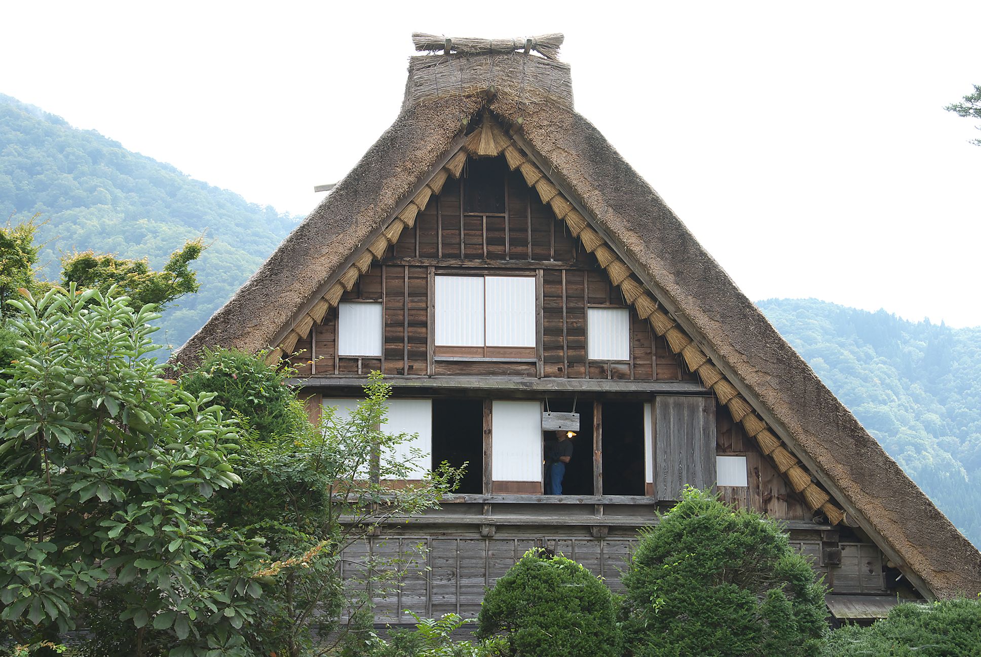 合掌屋根と障子窓