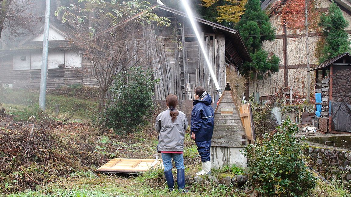 村内の各所に設置された防火装置から放水