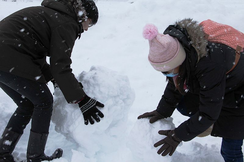 雪遊びをする若者たち2