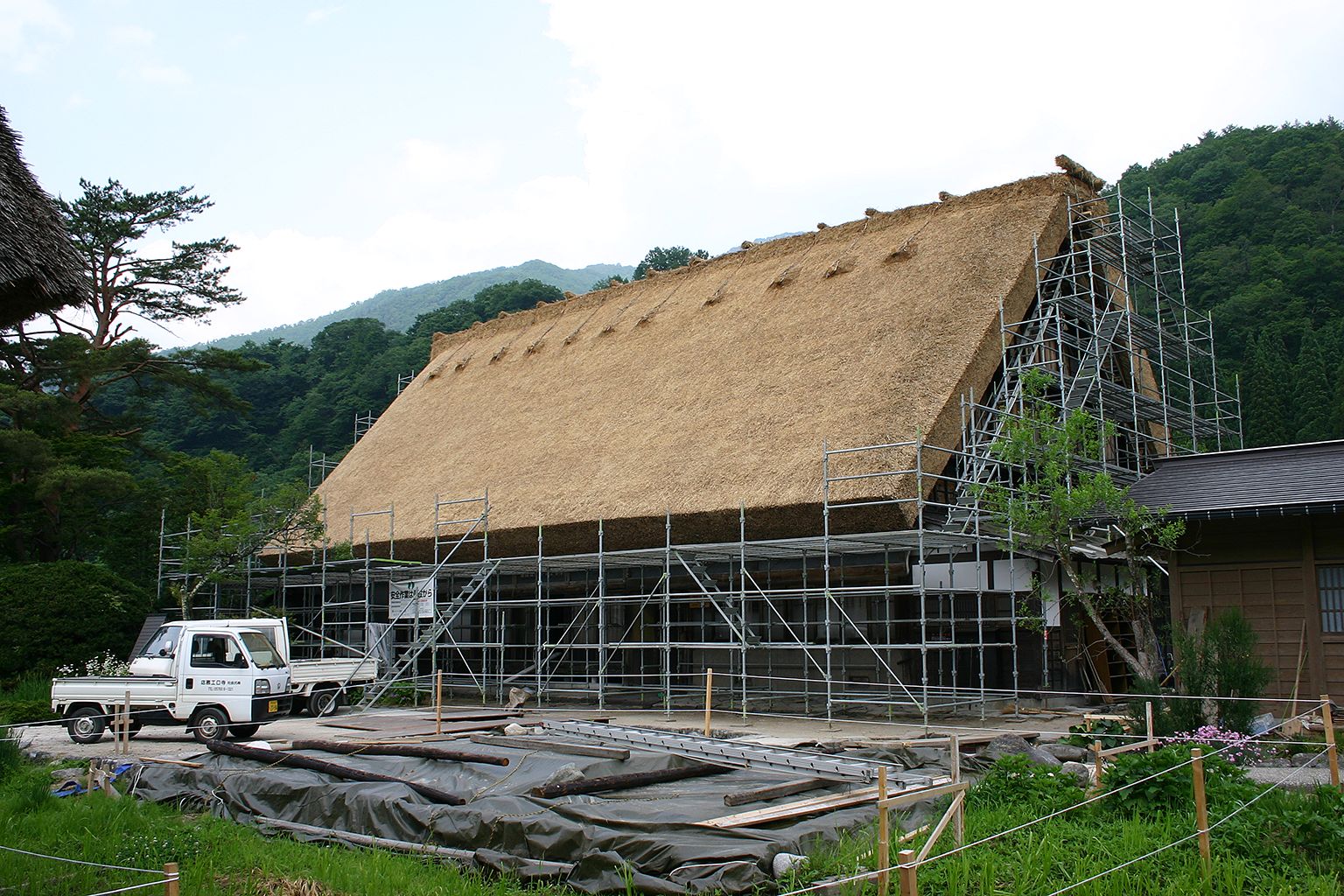 葺き替えられた合掌屋根