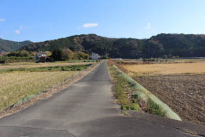 路線跡と重なる小斎藤駅跡と中村駅跡の間の直線道路(令和4年撮影)