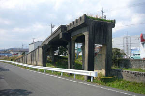 金指駅西に残る跨線橋跡(平成25年撮影)