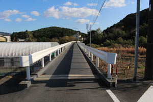 井伊谷駅跡北西に残る橋梁と橋脚(令和4年撮影)