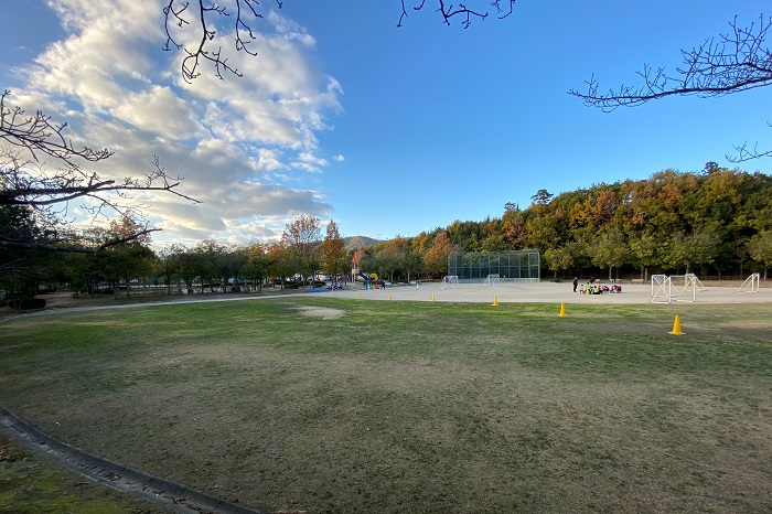 鏡山公園内の広場