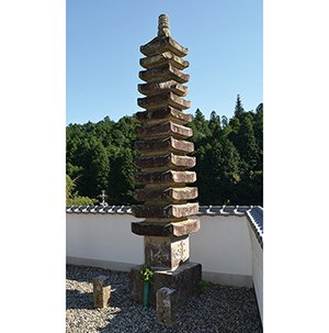 石造十三重塔 画像