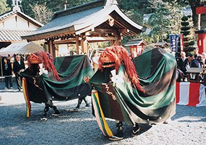 敢国神社の獅子舞 画像