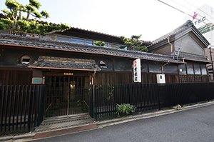 旅館薫楽荘本館・蔵・門及び塀 画像