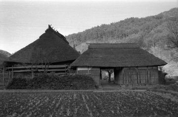 長屋門のある民家