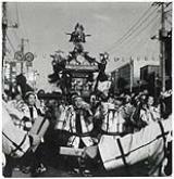 ③掛け声も高く八幡宮のみこしをもむ八鳳会