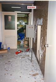 阪神・淡路大震災 行政課入口(現南西廊下) : 市役所庁舎5階