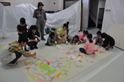 「第21回すがも中山道菊まつり」に向け、子どもスキップ仰高の子どもらが「おじぞうさんまんだら」制作