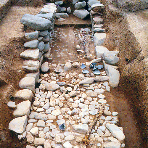 目塚古墳　玄室床面上遺物出土状況（東から）