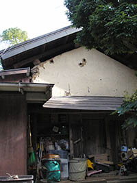 焼夷弾趾が残る万松寺の土蔵