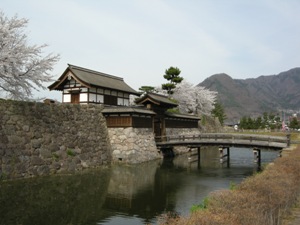 松代城跡の復元された太鼓門、木橋、堀の写真です。