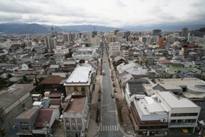 善光寺周辺から長野市街地を写した空撮写真です。中央に中央通りが写っています。