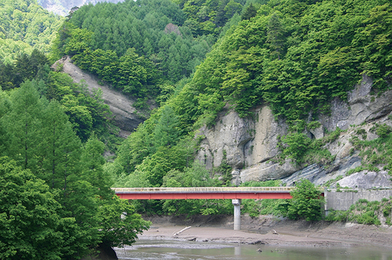 日影向斜の向斜軸